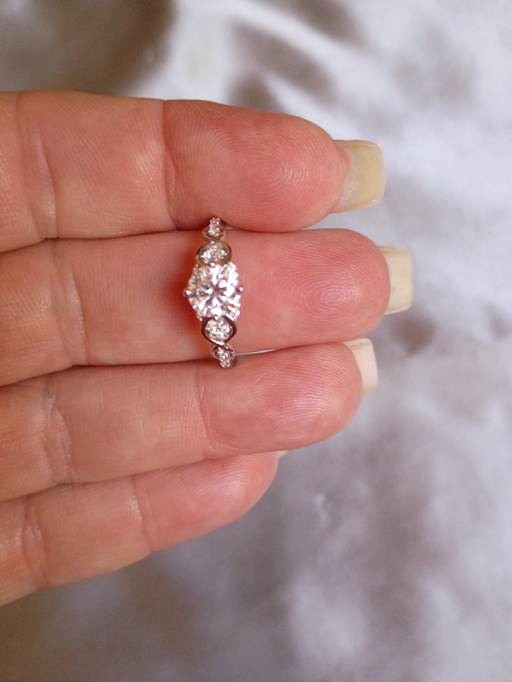 Fahonie Moissanite Women's 1CT D Color VVS1 Clarity, Round Cut Size 8 - Picture 2 of 8